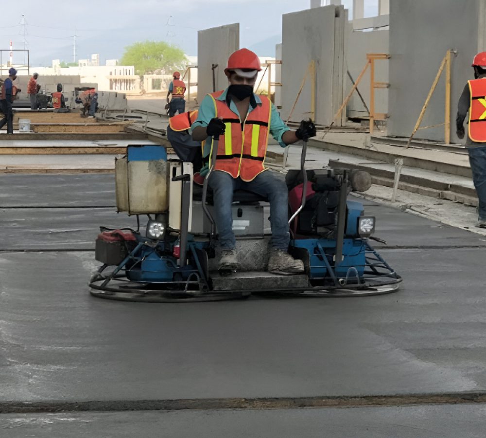 Trabajador sobre pulidora